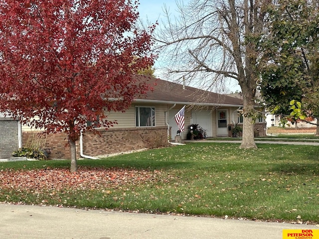 view of front of property featuring a front lawn