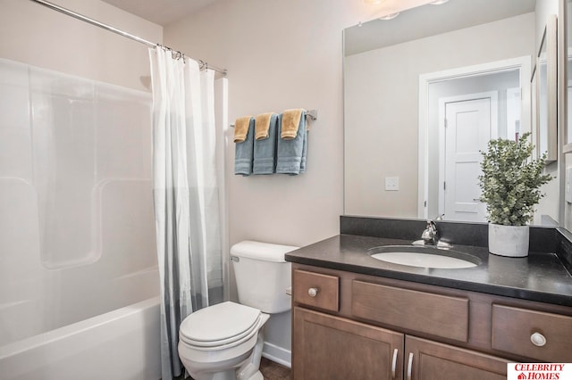 full bathroom with toilet, vanity, and shower / bath combo