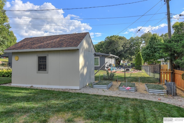 view of yard featuring a storage shed