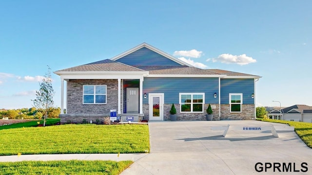 craftsman-style house featuring a front yard