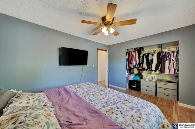 bedroom featuring a textured ceiling, hardwood / wood-style floors, ceiling fan, and a closet