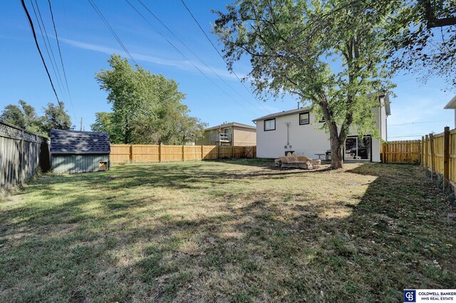 view of yard featuring a storage unit