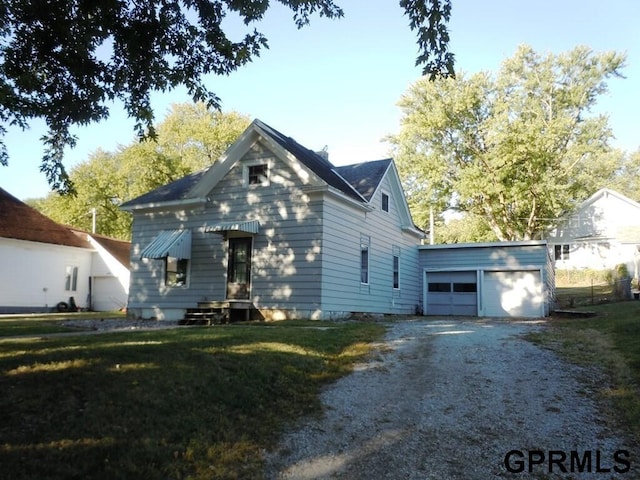 view of front of property featuring a front yard and a garage