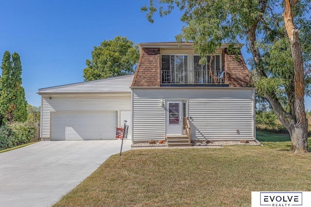 view of front facade featuring a garage and a front lawn