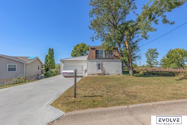 view of front of property featuring a front lawn