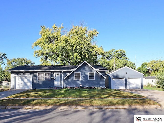 ranch-style house featuring a front yard