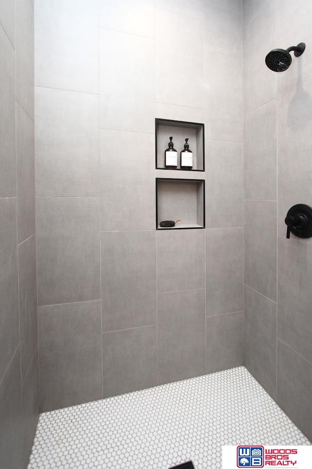 bathroom featuring a tile shower