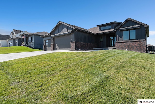 view of front of home featuring cooling unit, a garage, and a front lawn