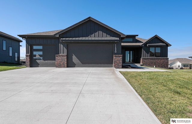 view of front facade featuring a front yard and a garage