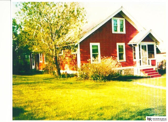 view of front of house with a front lawn