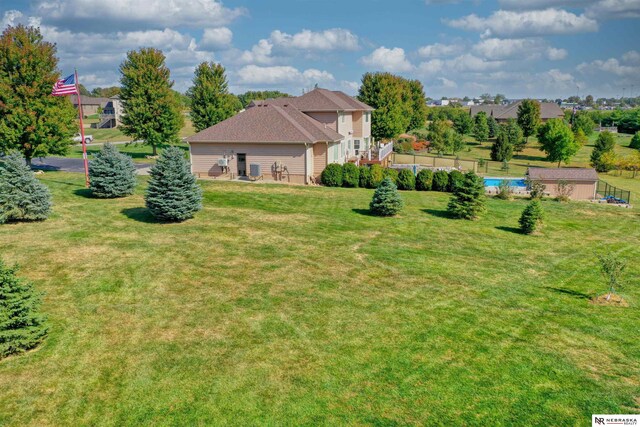 view of yard featuring a swimming pool