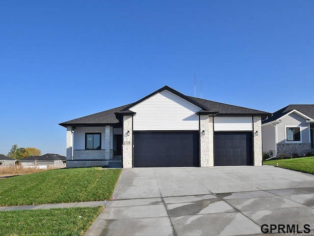 view of front of house featuring a garage and a front yard