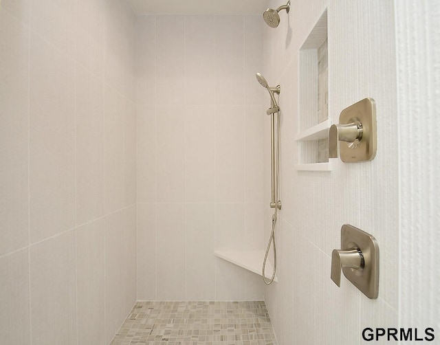 bathroom featuring a tile shower