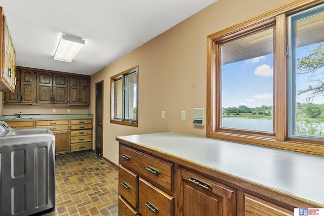 kitchen featuring sink and independent washer and dryer