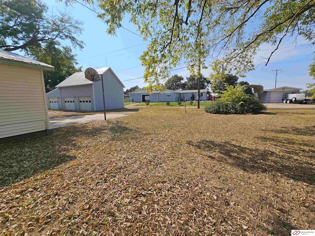 view of yard featuring an outdoor structure and a garage