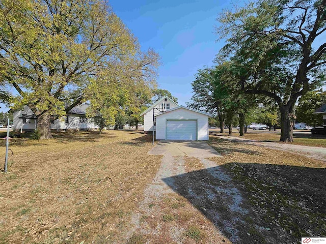 view of yard featuring an outdoor structure and a garage