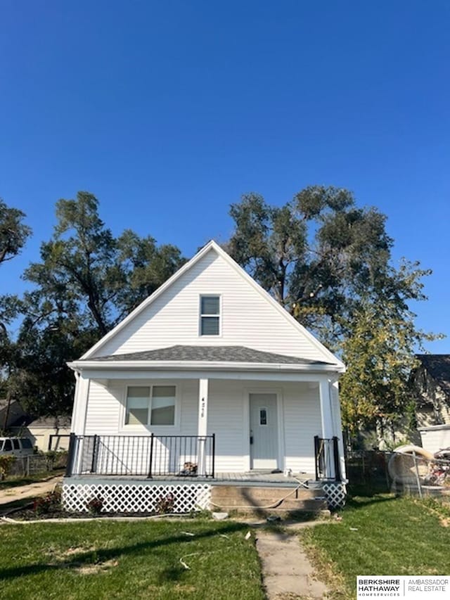 view of front facade featuring a front lawn and a porch