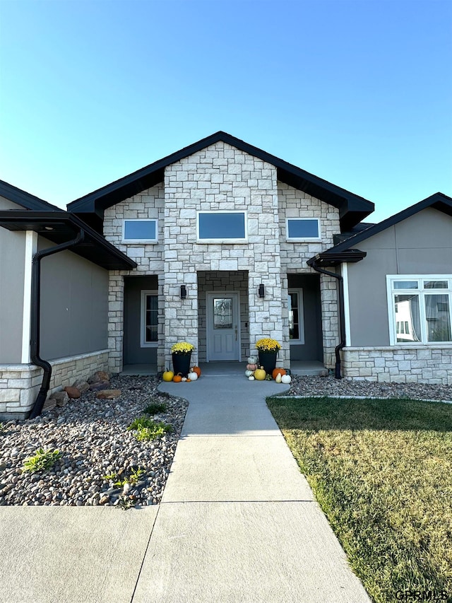 view of front of property featuring a front lawn