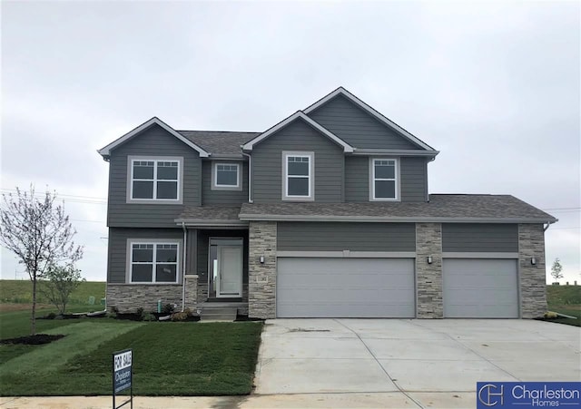 view of front of property featuring a front yard and a garage