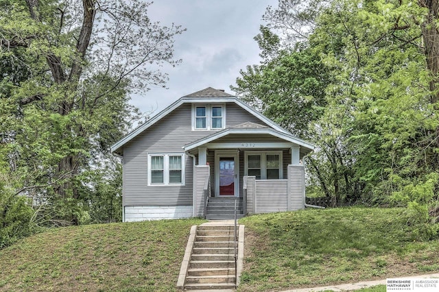 view of front of house featuring a front lawn