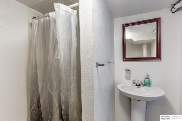 bathroom featuring curtained shower