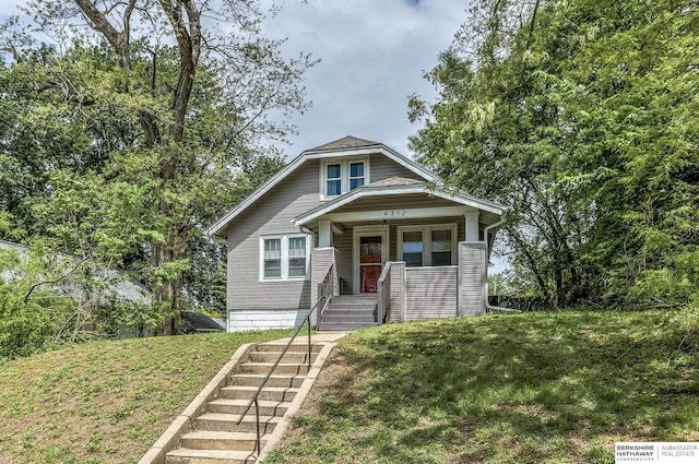 bungalow-style house featuring a front lawn