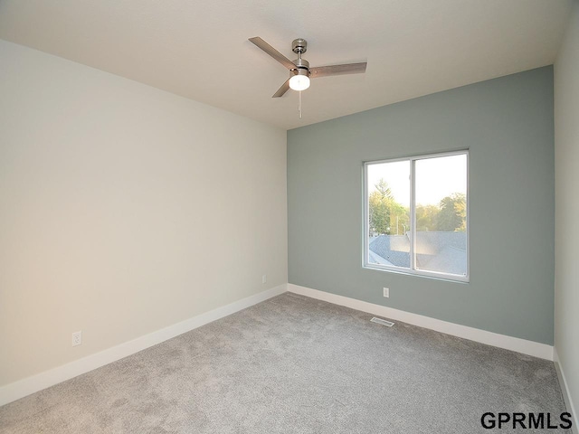 carpeted empty room featuring ceiling fan