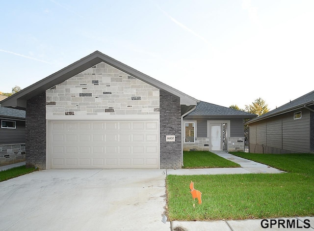 view of front of house featuring a front lawn and a garage