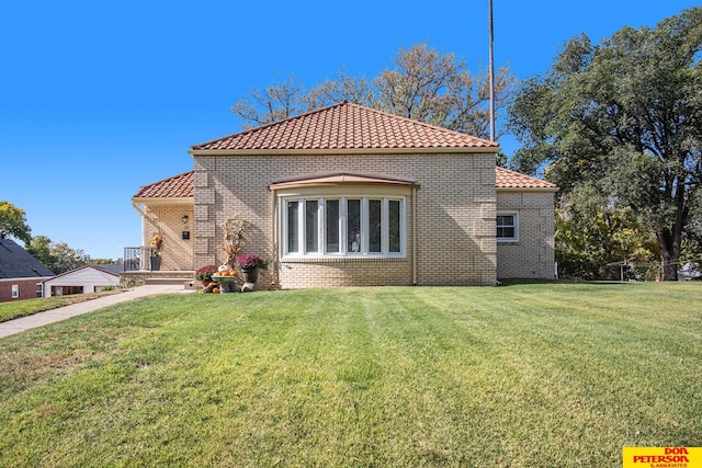 rear view of house featuring a lawn