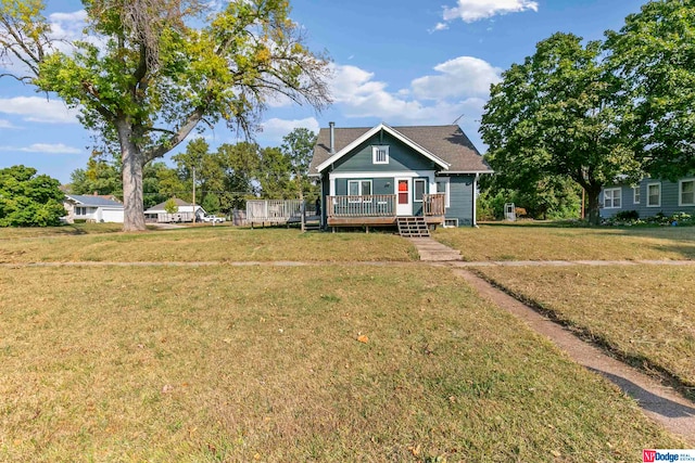 view of front of home featuring a wooden deck and a front yard