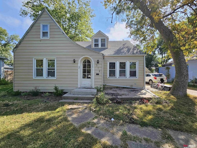 view of front of home featuring a front yard