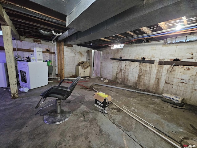 basement with washer / clothes dryer