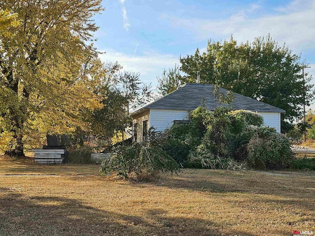 view of side of property featuring a lawn