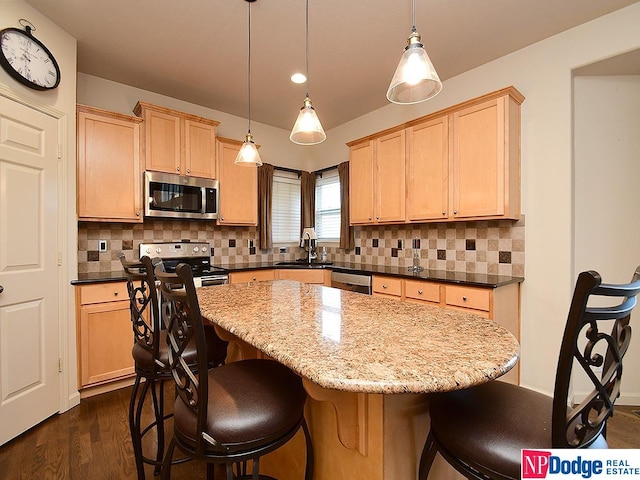 kitchen featuring decorative backsplash, pendant lighting, stainless steel appliances, dark hardwood / wood-style floors, and a center island