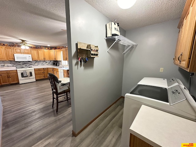 washroom with washing machine and dryer, ceiling fan, a textured ceiling, and dark hardwood / wood-style flooring