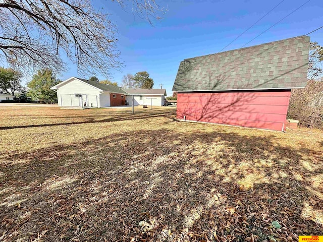 view of yard with an outbuilding