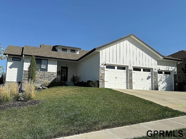 view of front facade featuring a front lawn and a garage