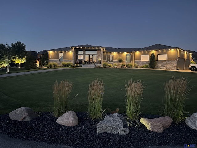 view of front of property featuring a yard