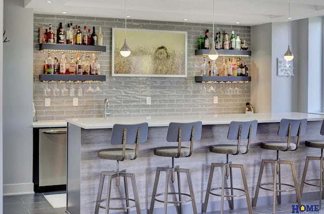 bar with tasteful backsplash and hanging light fixtures