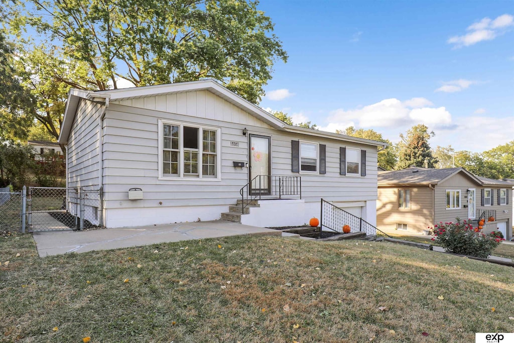 view of front of home featuring a front yard