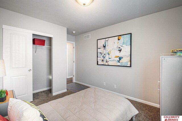 bedroom featuring carpet flooring and a closet