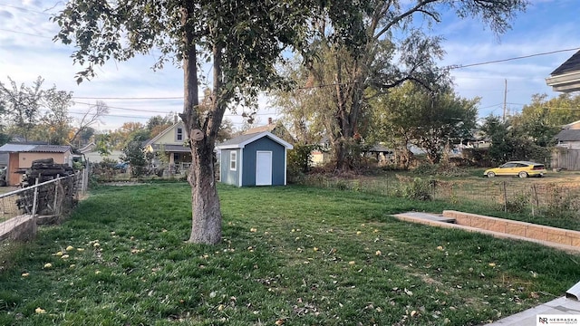 view of yard featuring a storage unit