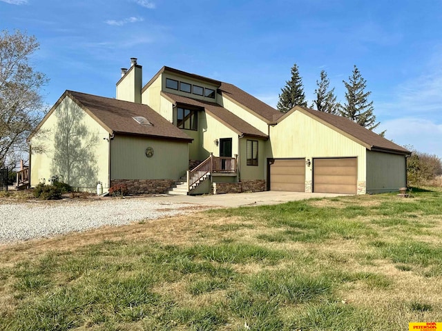 view of front of house featuring a front yard and a garage