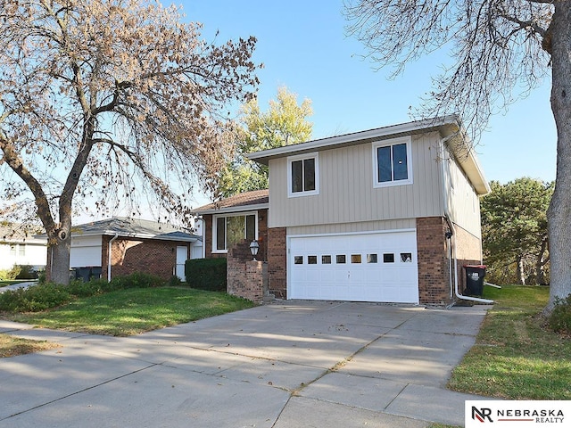 view of front facade featuring a front lawn and a garage