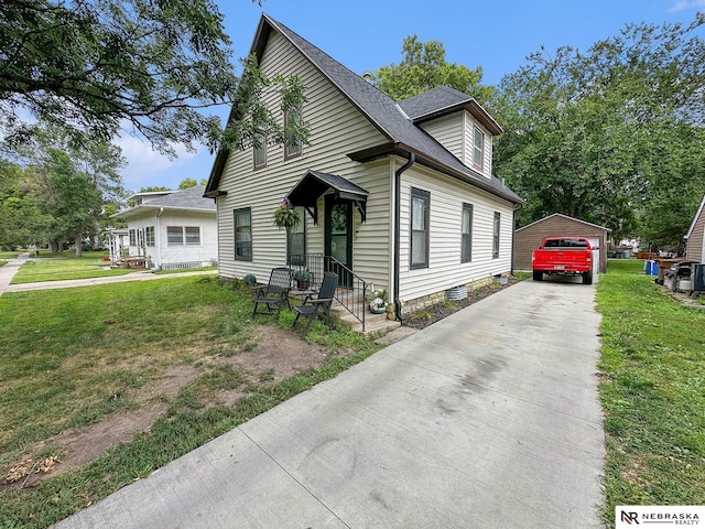 view of front of property featuring a front yard