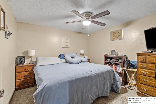 bedroom featuring light carpet, a textured ceiling, and ceiling fan