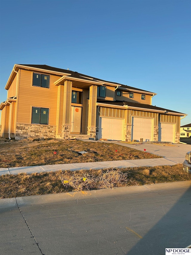 view of front facade featuring a garage