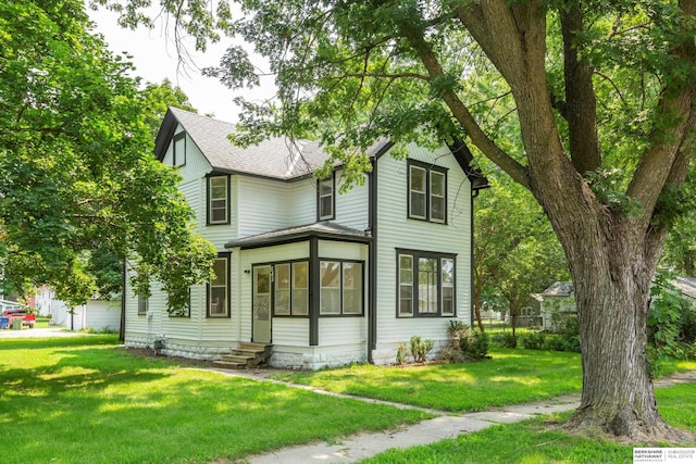 view of front of house featuring a front yard