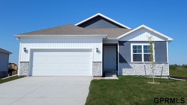 view of front of home featuring a front yard and a garage