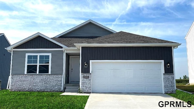 craftsman inspired home with a front yard and a garage